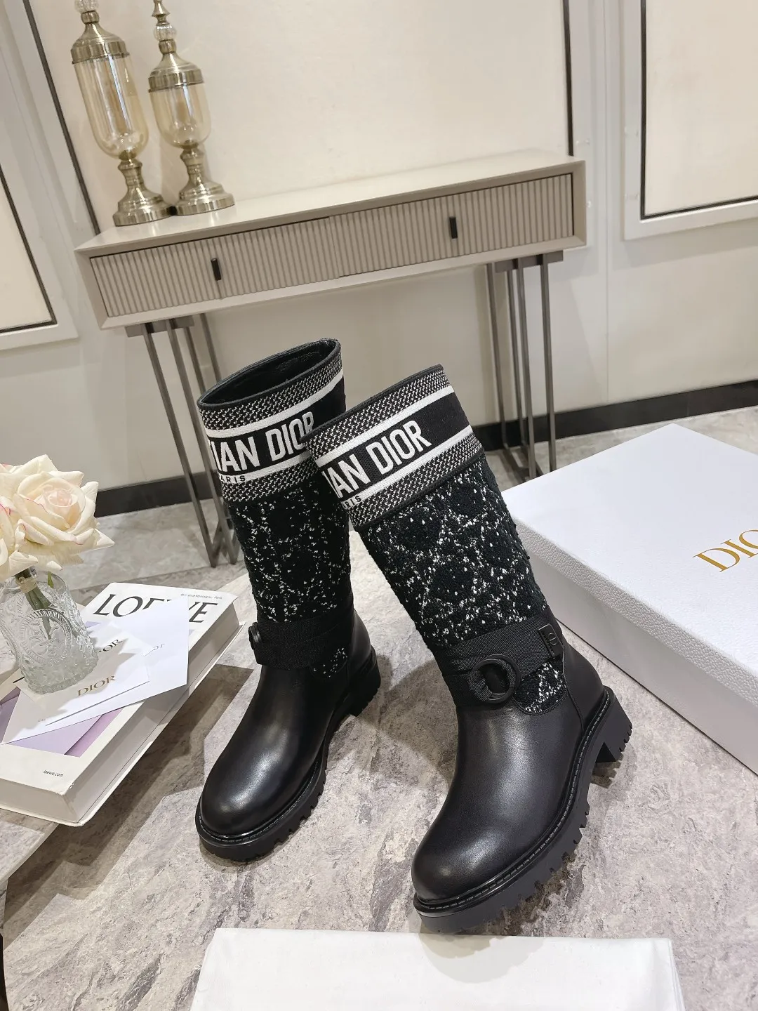 👟👟Ex-factory price 600👟👟 Dior Dior autumn and winter classic knight boots, many celebrities and Internet celebrities have planted grass. Fashion and trend are at the same time, a cool and handsome boot👢, not only the appearance is great and the brand is recognizable, the three-dimensional sense of the embroidery is also super A! Fly-woven fabric + imported first-layer cowhide + silk sheepskin lining, rubber non-slip and wear-resistant bottom. Original full set of packaging. Number of yards: 35-39 yards (40.41 needs to be customized)